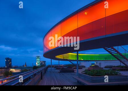 Dänemark, Mitteljütland, Aarhus, der Europäischen Kulturhauptstadt 2017, ARoS Aarhus Kunstmuseum, Kunstmuseum, Ihre Rainbow Panorama, 360 Grad auf dem Dach Gehweg, Außen, Dämmerung Stockfoto