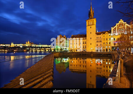 Nachtansicht der Vltava (Moldau) von der Seite der Stare Mesto ("Old Town"), Prag, Tschechische Republik. Stockfoto