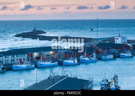 Dänemark, Jütland, Hirtshals, erhöhten Angeln Blick auf den Hafen, Sonnenuntergang Stockfoto