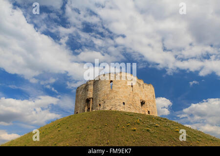 Die berühmten Clifford Tower mit blauem Himmel, York, Großbritannien Stockfoto