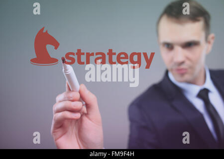Strategie. Geschäftsmann Schreibstrategie auf Glas Stockfoto