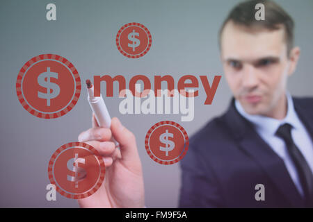 Geschäftsmann Geld mit Marker auf transparente wischen Board schreiben. Dollarzeichen Stockfoto