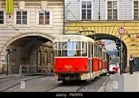 Rote Straßenbahn in Stare Mesto ("alte Stadt"), direkt neben der Karlsbrücke, Prag, Tschechische Republik, Stockfoto