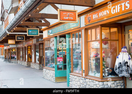 Souvenirläden und Zeichen in der wichtigsten Straße Banff Avenue Banff Kanada Stockfoto