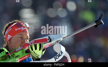 Weibliche Biathletin Laura Dahlmeier Deutschlands auf dem Schießstand bei Frauen 4 x 6 km Staffelwettkampf bei den Biathlon-Weltmeisterschaften in der Holmenkollen Ski Arena in Oslo, Norwegen, 11. März 2016. Foto: Hendrik Schmidt/dpa Stockfoto