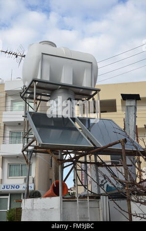 Solarzellen Warmwasser machen Stockfoto