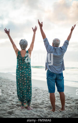 Älteres Paar, die ihre Arme Stockfoto