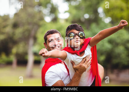 Vater und Sohn, die vorgibt, Superheld Stockfoto