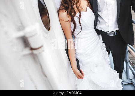 Hochzeit Braut und Bräutigam auf dem Deck des Bootes, stilvolles Paar. Stockfoto