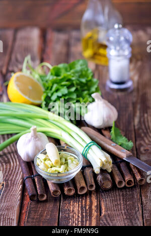 Aroma-Kräutern und Gewürzen auf dem Holztisch Stockfoto