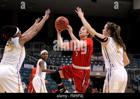 Katy, TX, USA. 11. März 2016. Lamar Wache Baileigh O'Dell (5) teilt zwei Verteidiger während der Fahrt für einen Lay während der Frauen Viertelfinale Spiel der Southland Basketball-Turnier zwischen McNeese State und Lamar von Merrell in Katy, TX. Kredit-Bild: Erik Williams/Cal Sport Media. © Csm/Alamy Live-Nachrichten Stockfoto