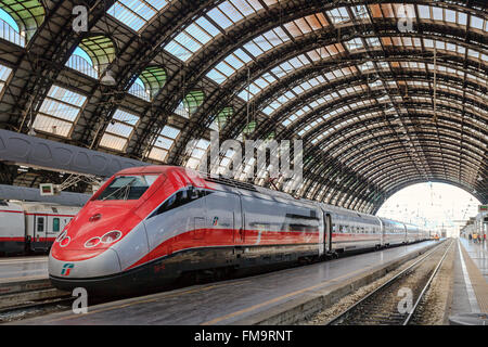 Mailand, Italien - 26. August 2013: Hochgeschwindigkeitszug Red Arrow, auf einer Strecke zum Hauptbahnhof gestoppt. Stockfoto