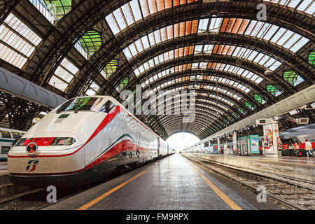 Mailand, Italien - 26. August 2013: Hochgeschwindigkeitszug weißen Pfeil auf einer Strecke zum Hauptbahnhof gestoppt. Stockfoto