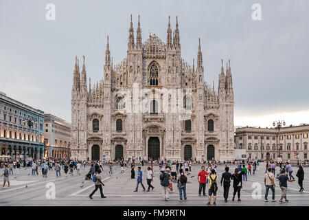 Mailand, Italien - 26. August 2013: Piazza Duomo, eine Vielzahl von Menschen animieren, den Platz vor der wichtigsten Wahrzeichen der Stadt. Stockfoto