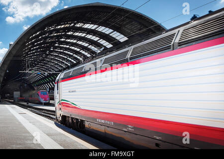 Mailand, Italien - 26. August 2013: Zug auf den Gleisen des Hauptbahnhofs, von außen auf den Bahnsteig gesehen vorbei Stockfoto