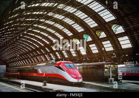 Mailand, Italien - 26. August 2013: Einige der High-Speed-Züge auf den Strecken, bevor Sie verlassen den Hauptbahnhof. Stockfoto