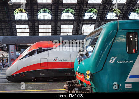 Mailand, Italien - 26. August 2013: Zwei Züge halten high-Speed auf den Gleisen des Hauptbahnhofs. Stockfoto