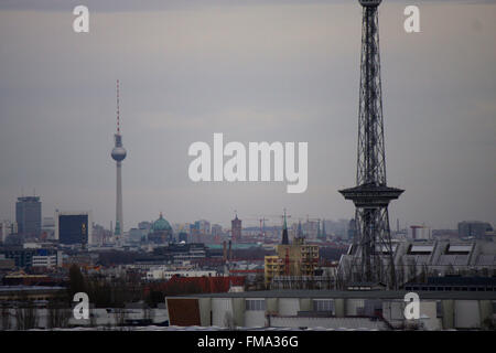 sterben Sie Skyline Berlins Mit Dem Fernsehturm Und Dem Funkturm Vom Teufelsberg aus gesehen...gabs, Berlin. Stockfoto