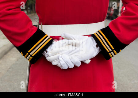 Händen der königlichen Wache mit weißen Handschuhen Stockfoto