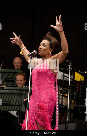 Dame Shirley Bassey auf der Pyramide Bühne auf dem Glastonbury Festival 2007, Somerset, England, Vereinigtes Königreich. Stockfoto