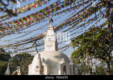 Kleine buddhistische Stupa mit Gebetsfahnen in Swayambunath Tempel in Kathmandu, Nepal. Stockfoto