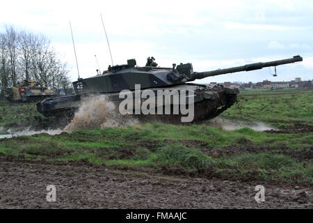 Herausforderer Main Battle Tank MBT Fahrt durch Schlamm während einer Übung. Stockfoto