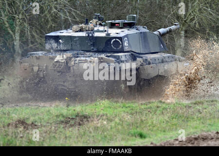 Herausforderer Main Battle Tank MBT Fahrt durch Schlamm während einer Übung. Stockfoto