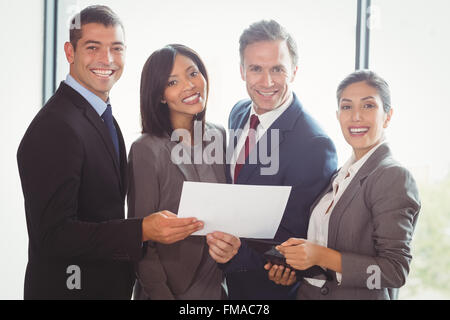 Geschäftsleute, die Arbeit im Büro Stockfoto