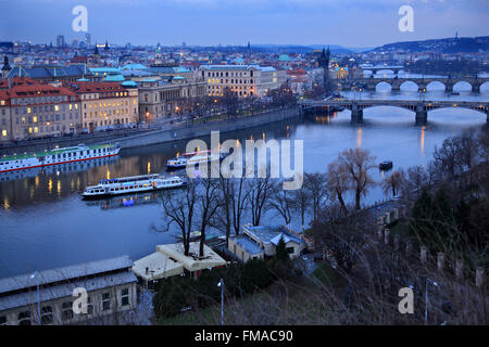 Flussschiffe und Brücken an der Vltava (Moldau), Fluss, Prag, Tschechische Republik. Die in der Mitte ist die berühmte Karlsbrücke. Stockfoto