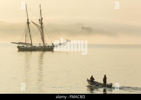 Frankreich, Finistere, Douarnenez und Zweimaster Boot im Nebel bei Sonnenaufgang Stockfoto