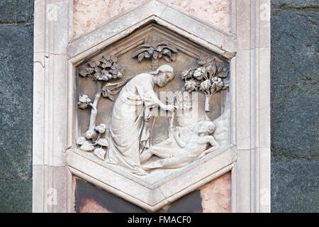 Erschaffung Adams: Andrea Pisano, 1334-36., Relief auf Giotto Campanile der Cattedrale di Santa Maria del Fiore, Florenz, Italien Stockfoto