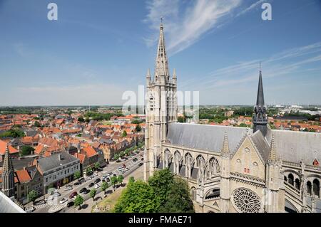 Belgien, West-Flandern, Ypern oder Ieper, Kathedrale von Saint-Martin-Blick vom Glockenturm der Tuchhallen Stockfoto