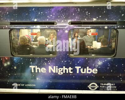 TFL (Transport for London) fördert Rohr Nachtdienst auf der Piccadilly Line in London Underground, London, UK, 8. Dezember 2015 Stockfoto