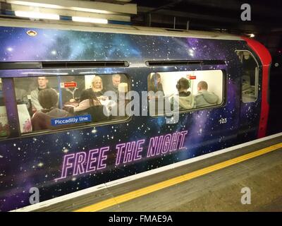 TFL (Transport for London) fördert Rohr Nachtdienst auf der Piccadilly Line in London Underground, London, UK, 8. Dezember 2015 Stockfoto