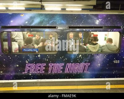 TFL (Transport for London) fördert Rohr Nachtdienst auf der Piccadilly Line in London Underground, London, UK, 8. Dezember 2015 Stockfoto