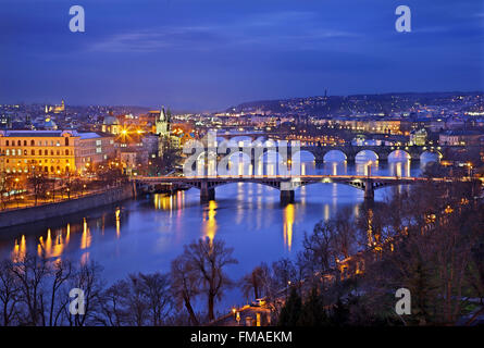 Brücken auf Vltava (Moldau), Fluss, Prag, Tschechische Republik. Die in der Mitte ist die berühmte Karlsbrücke. Stockfoto