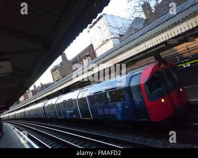 TFL (Transport for London) fördert Rohr Nachtdienst auf der Piccadilly Line in London Underground, London, UK 24. Februar 2016 Stockfoto