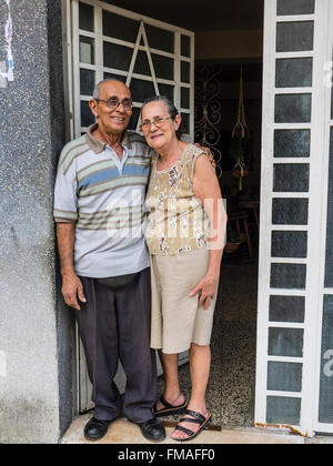 Ein älteres Ehepaar kubanischen stand in der Tür ihres Hauses in Havanna Vieja, Kuba. Stockfoto