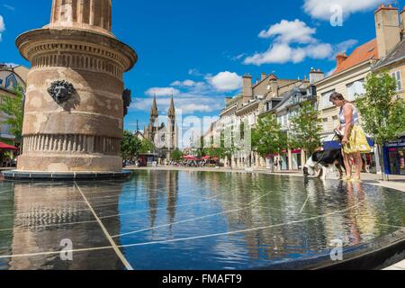 Frankreich, Allier, Moulins, place d ' Allier, der große Spalte Brunnen (frühes 19. Jahrhundert) am Eingang des Platzes und Stockfoto