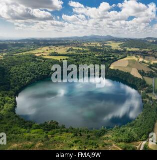 Frankreich, Puy de Dome, Charbonnieres Les Vieilles, Gour de Tazenat, Maar-Vulkan geben (Luftbild) Stockfoto