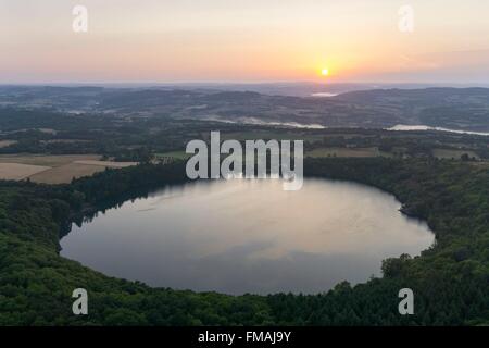 Frankreich, Puy de Dome, Charbonnieres Les Vieilles, Gour de Tazenat, Maar-Vulkan geben (Luftbild) Stockfoto