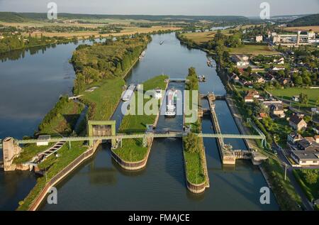 Frankreich, Eure, Gaillon, Notre Dame De La Garenne, Port-Mort (Luftbild) Stockfoto