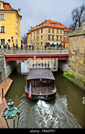 Boot vorbei Čertovka Kanal zwischen Kampa Insel und Mala Strana, ganz in der Nähe der Karlsbrücke, Prag, Tschechische Republik