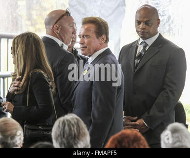 Los Angeles, Kalifornien, USA. 11. März 2016. Ehemaliger Gouverneur Arnold Schwarzenegger während einer Trauerfeier für die ehemalige First Lady Nancy Reagan der Ronald Reagan Presidential Library and Museum in Simi Valley, Kalifornien am 11. März 2016 Ankunft. Reagan starb an Herzversagen im Schlaf in ihrem Bel Air nach Hause am Sonntag im Alter von 94 Jahren. Ein Kampf 1.000 Gäste aus der Welt der Politik besuchte der endgültigen Abschied von Nancy Reagan, wie die ehemalige First Lady ist gepriesen und neben ihrem Ehemann auf seine Präsidentenbibliothek beigesetzt. Bildnachweis: Ringo Chiu/ZUMA Draht/Alamy Live-Nachrichten Stockfoto