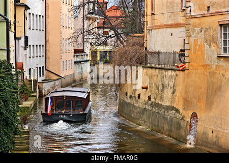Boot vorbei Čertovka Kanal zwischen Kampa Insel und Mala Strana, ganz in der Nähe der Karlsbrücke, Prag, Tschechische Republik Stockfoto