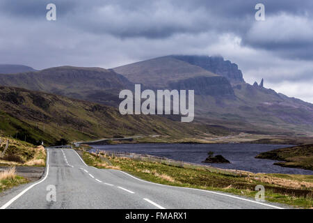 Highland Straße führt vorbei an Old Man of Storr Stockfoto