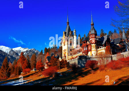 Schloss Peles in Sinaia, Rumänien am Ende des Herbstes. Stockfoto