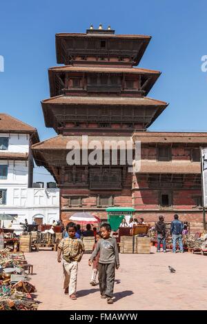 Nepal, Bagmati Zone, Kathmandu Durbar Square aufgeführt als Weltkulturerbe der UNESCO, Basantapur Platz vor Basantapur Turm Stockfoto