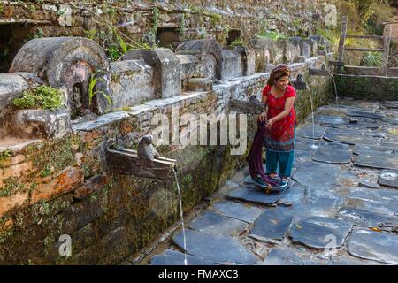 Nepal, Gandaki Zone, Bandipur, eine Frau am Teendhara Brunnen waschen Stockfoto