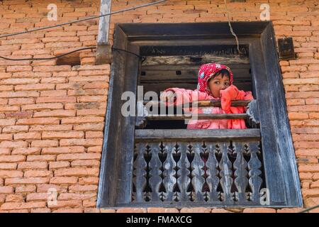 Nepal, Gandaki Zone, Bandipur, ein Kind am Fenster Stockfoto